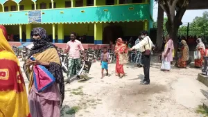 সামাজিক দুরুত্ব বিধি মেনে চলছে ত্রান বিলি